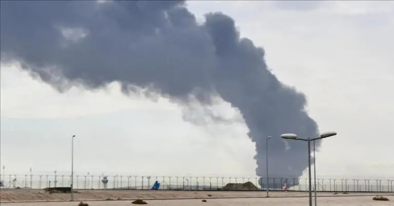 কুয়েতের প্রধান বন্দর শুয়াইখে ড্রোন হামলা পর ধোঁয়া উঠছে